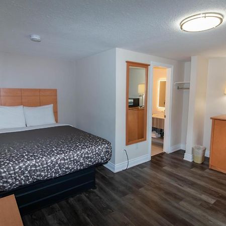 Borden Inn And Suites Angus Экстерьер фото