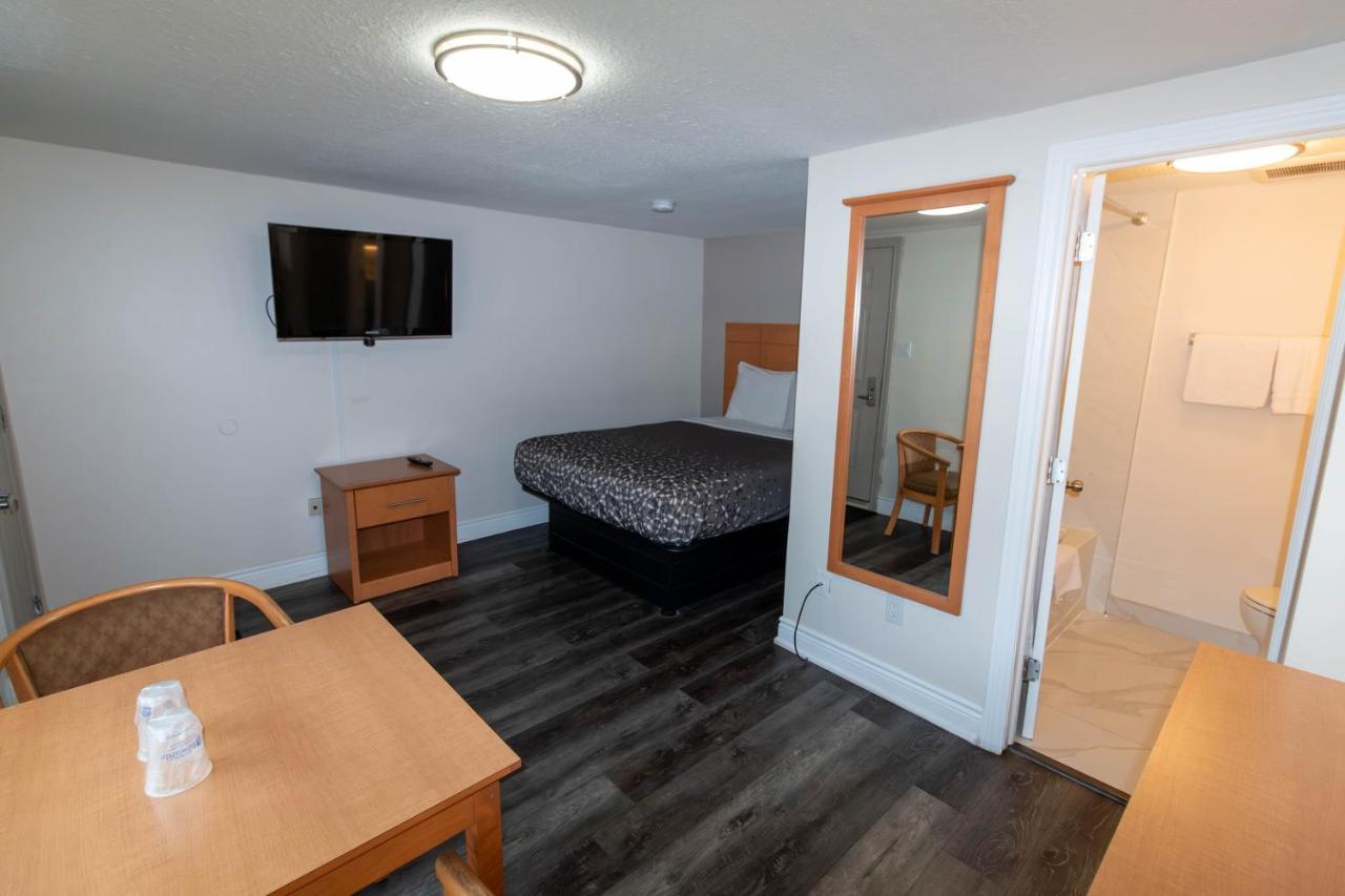 Borden Inn And Suites Angus Экстерьер фото