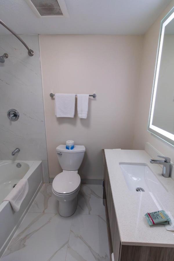 Borden Inn And Suites Angus Экстерьер фото