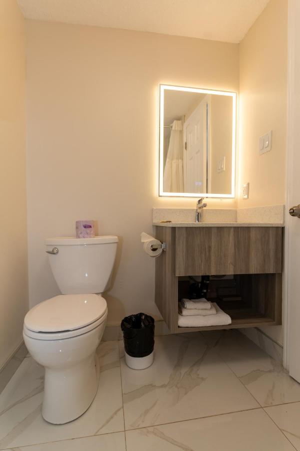 Borden Inn And Suites Angus Экстерьер фото