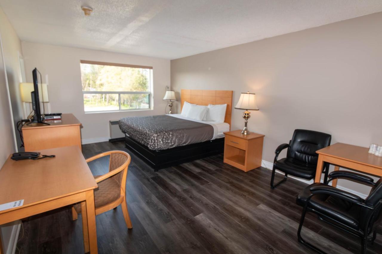 Borden Inn And Suites Angus Экстерьер фото